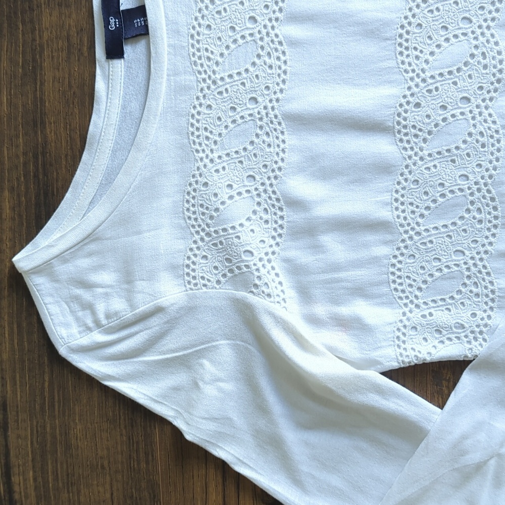 Gap Lace Eyelet Front Top - Picture 4 of 17